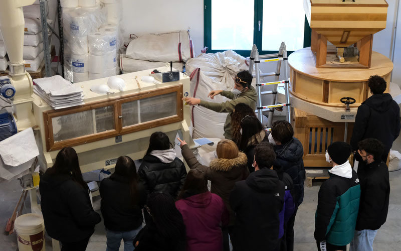 una classe dell'istituto alberghiero in visita a Capoccia Bio