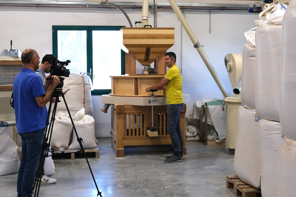 La troupe di RAI 3 realizza il servizio sul biologico all'interno dello stabilimento Capoccia Bio