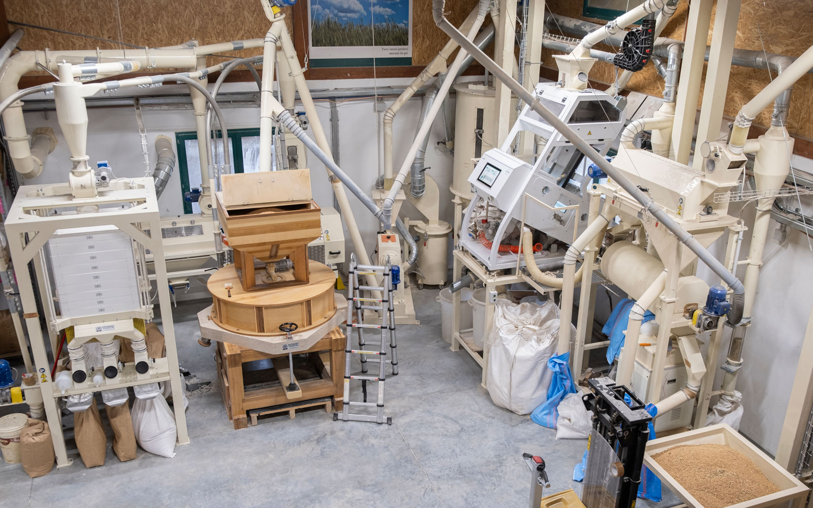 Il nostro centro di trasformazione: particolare interno del mulino a pietra